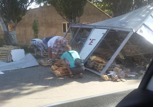 В Крыму вдребезги разбился грузовик, наполненный хлебом (фото)