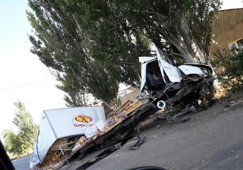 В Крыму вдребезги разбился грузовик, наполненный хлебом (фото)