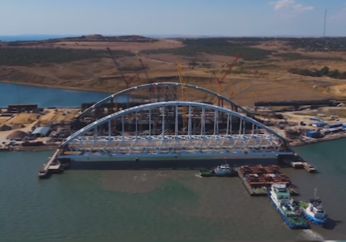 Арку Крымского моста начали поднимать на опоры ВИДЕО