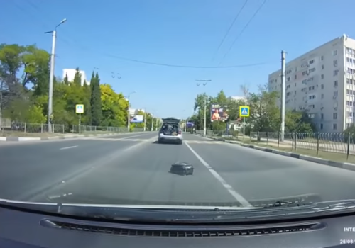 В Крыму водитель потерял чемодан пассажира прямо на дороге ВИДЕО