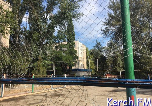 В Керчи на новой спортплощадке неизвестные уже повредили ограждения (видео)