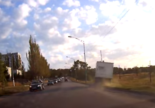 Крымчане стали свидетелями, как грузовик упал с обрыва вчера ВИДЕО