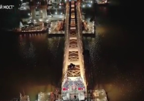 Арку Крымского моста перемещают к месту погрузки на плавопоры ВИДЕО