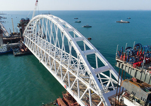 Под аркой моста в Крым прошло уже 1,5 тысячи судов