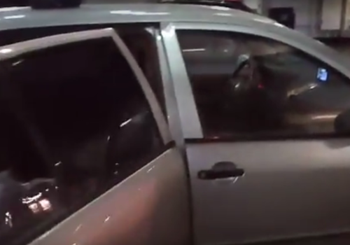 Автомобилисту пришлось "разгромить" свою машину на паромной переправе в Керчи ВИДЕО