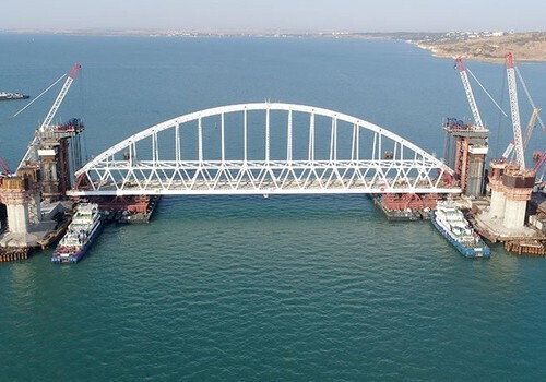 Из-за непогоды установка арки Крымского моста затягивается еще на месяц