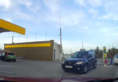 В Керчи водитель пытался уехать с АЗС с заправочным шлангом (видео)