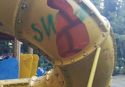 Детская площадка в Ялте превратилась в смертельный аттракцион - соцсети ФОТО