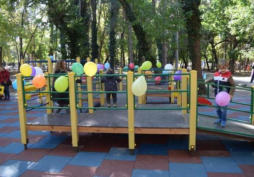 В Детском парке Симферополя открыли игровую площадку за миллион рублей (ФОТО)