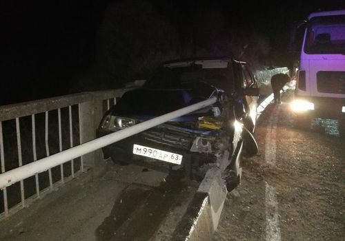 В Крыму водитель нанизал свою машину на ограждение моста и чудом остался жив