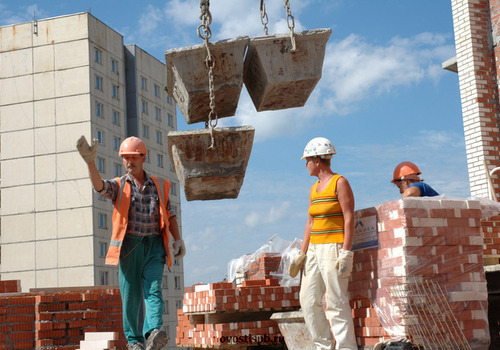 В Крыму из-за нехватки 10 тысяч рабочих строительные компании срывают графики