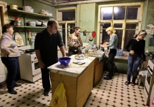 «В тесноте и в обиде»: крымские семьи, ютящиеся в одной квартире, чуть не поубивали друг друга
