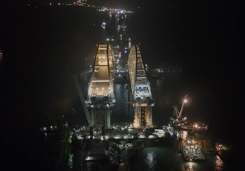 Опубликовано впечатляющее фото ночных работ на арках Керченского моста