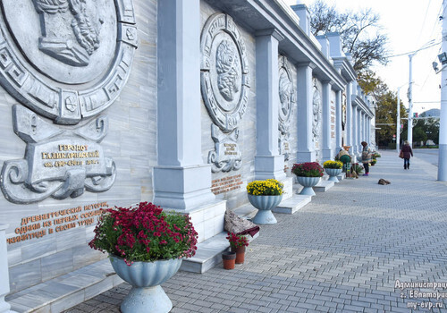 На Театральной площади в Евпатории расцвели хризантемы ФОТО