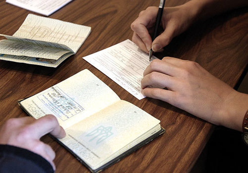 Крымчан с украинскими паспортами на почте заставляют заполнять спецбланки ФОТО