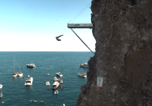 В сети появилось зрелищное видео о прыжках в воду с крымской горы Дива