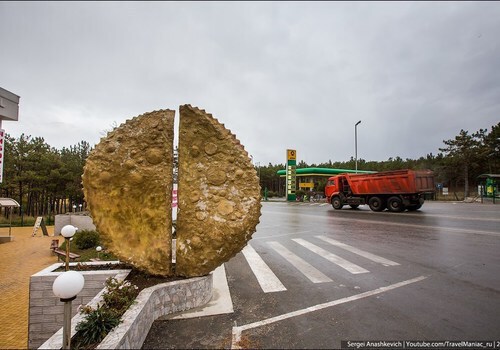 В Крыму появился двухметровый памятник чебуреку (ФОТО)