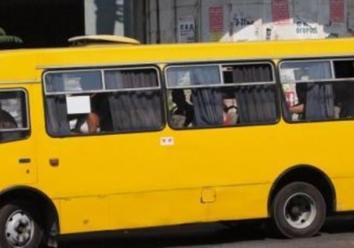 В Симферополе автобус с пассажирами врезался в легковые автомобили, есть пострадавшие
