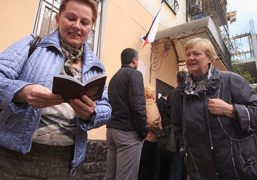 Кремль поручил разобраться с лишениями крымчан российского гражданства