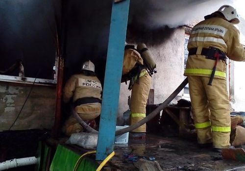 Крымские пожарные предотвратили взрыв общежития под Бахчисараем (фото)