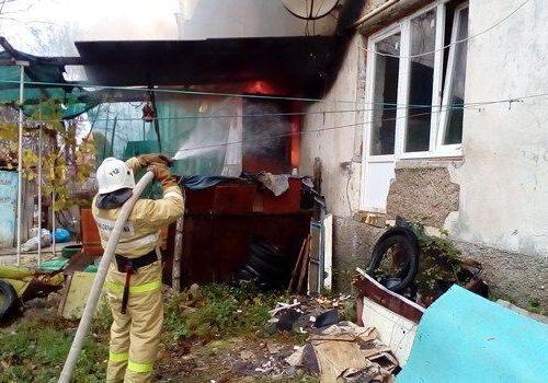 Крымские пожарные предотвратили взрыв общежития под Бахчисараем (фото)