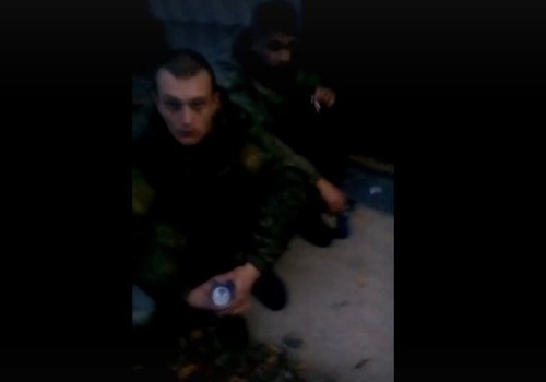 СМИ: Военные пьют на улицах Бахчисарая и угрожают прохожим - ВИДЕО