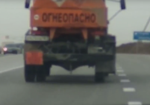По крымским трассам разъезжает бензовоз без колеса ВИДЕО