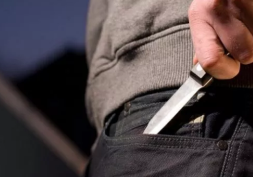 Мужчина получил удар ножом из-за женщины в Севастополе