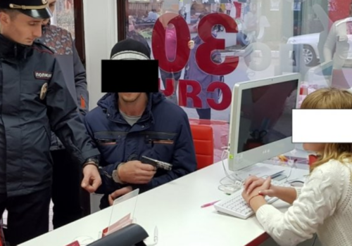 Как в 90-е: в Крыму грабитель совершил вооруженный налет на магазины, офисы и аптеку (фото)