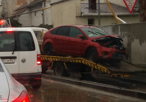Фотофакт: в Симферополе в открытый люк ливневой канализации упал автомобиль