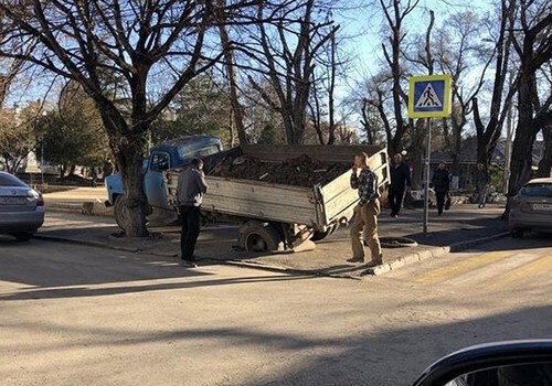 Асфальт «поглотил» грузовик в Крыму ФОТО