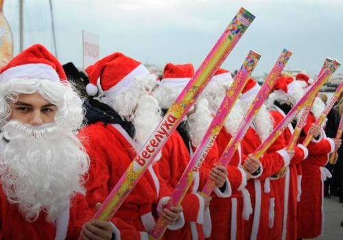 По Евпатории 23 декабря прошагают толпы Дед Морозов и Снегурочек