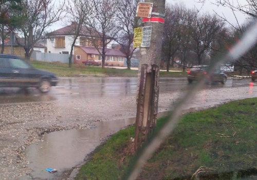 На въезде в Симферополь аварийный столб может рухнуть на машины ФОТО