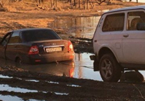 В районе Симферополя машина утонула в луже ФОТО