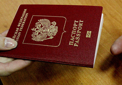 Сенатор предлагает упростить выдачу российских паспортов крымчанам