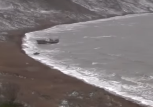 В шторм у крымского берега сорвало с якоря катер ВИДЕО