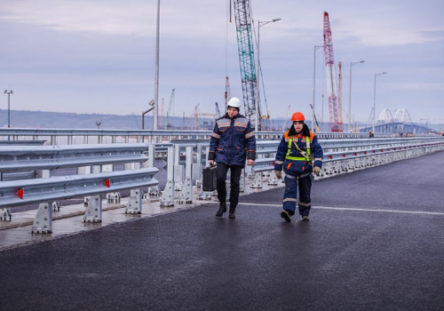 На пилотном участке Крымского моста установили мачты освещения и барьеры