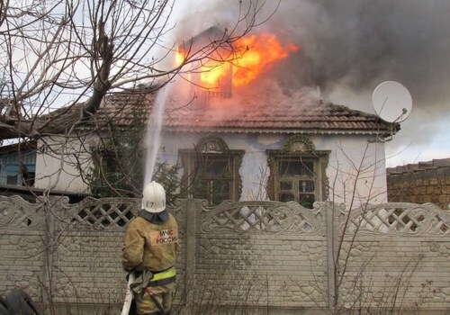 В Крыму на пожаре спасли бабушку с ребенком
