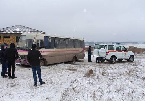 В Симферопольском районе рейсовый автобус снесло с проезжей части ФОТО