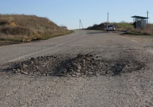 Крымская трасса выглядит, как после бомбежки ФОТО