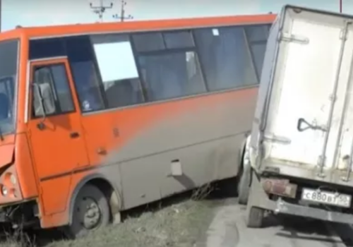 Грузовик в Крыму влетел в пассажирский автобус на тротуаре