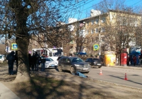 В Симферополе мужчина погиб под колесами внедорожника