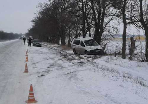 В Крыму машина врезалась в дерево: 6 человек пострадали