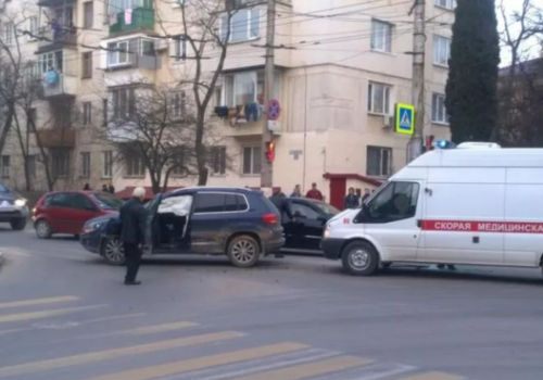 В Севастополе кроссовер влетел в машину «скорой помощи»