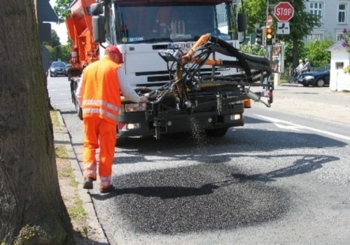 В Симферополе проводят ямочный ремонт дорог с помощью нового метода