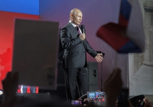 Путин на праздничном митинге поблагодарил Севастополь за урок настоящей демократии