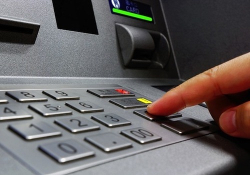 Крымчане "как под гипнозом" переводят через банкоматы мошенникам деньги - соцсети
