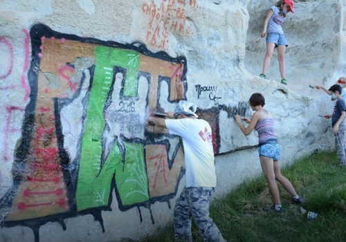 Волонтеры со всей страны собираются на борьбу с граффити в пещерных городах Крыма