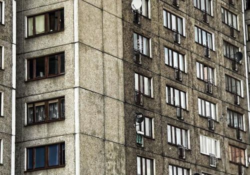 Пенсионер выпал из многоэтажки в Симферополе
