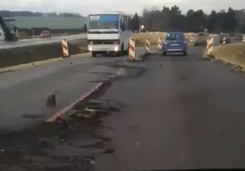 Под Симферополем развалилась новая дорога, в результате - пробки и ДТП